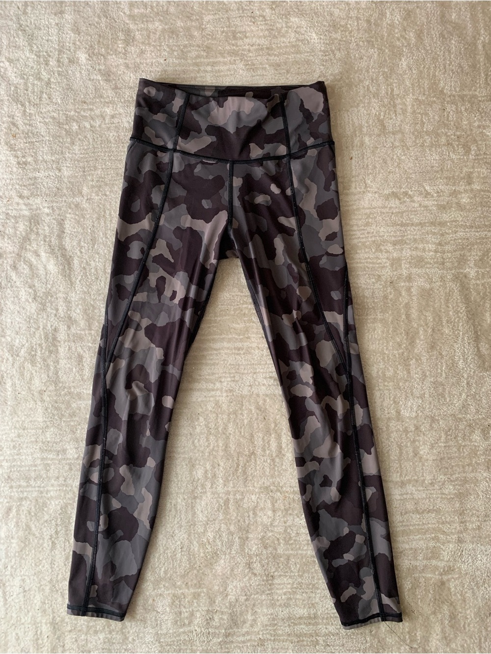 Athleta Lightning 7/8 Tight in Camo Super Sonic Black